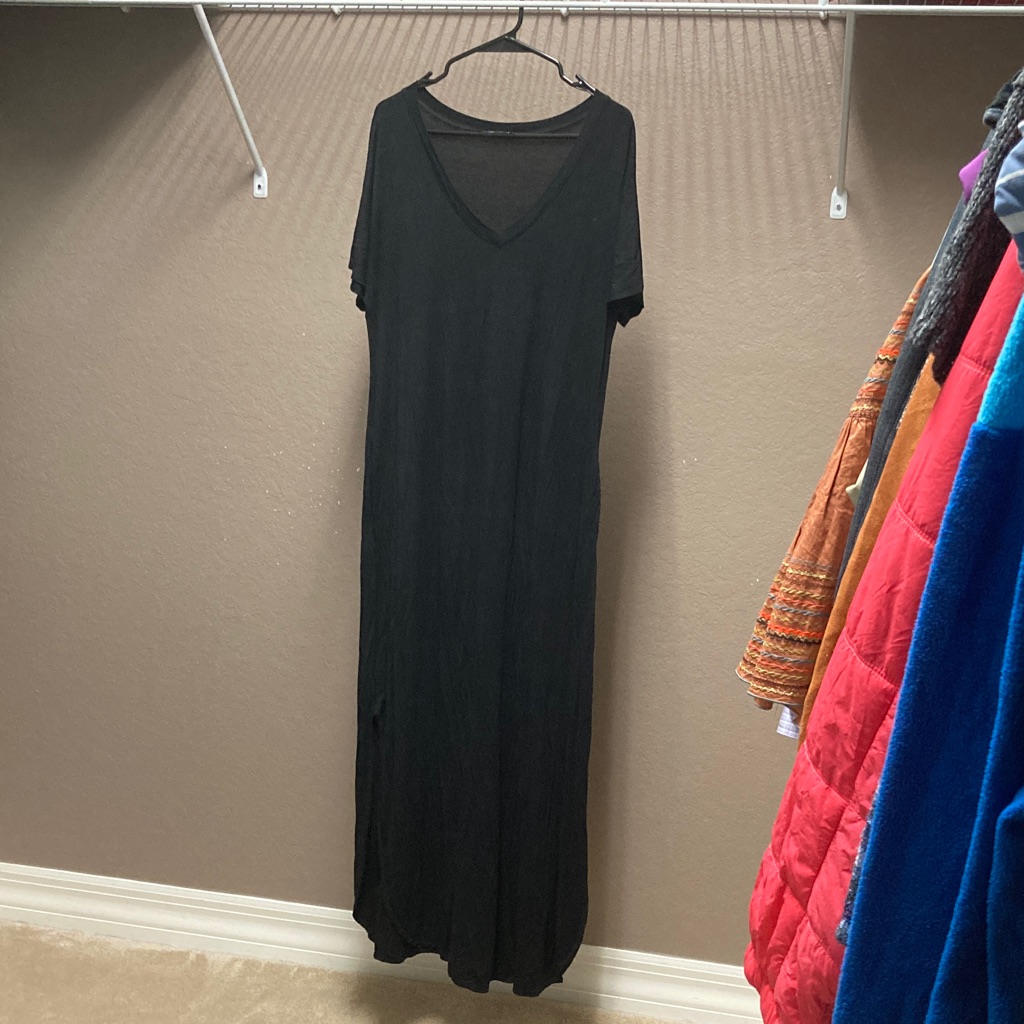 Chic Black V-Neck Maxi Dress
